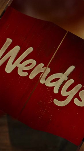 Tout le monde en parle dans les saloons : le nouveau hamburger fromage BBQ Bull’s-Eye est le plus recherché des burgers. | Wendy's