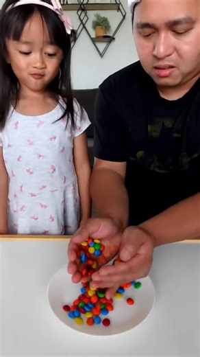 OMG! She has lightning-quick hands😱😂