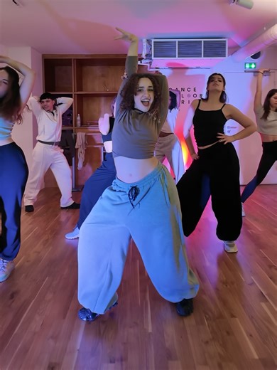 🧠 Lina 🎶 Roller Coaster - CHUNG HA 📍 Dancefloor Paris Chemin Vert #danse #coursdedanse #coursdedanseparis #dance #dancefloorparis