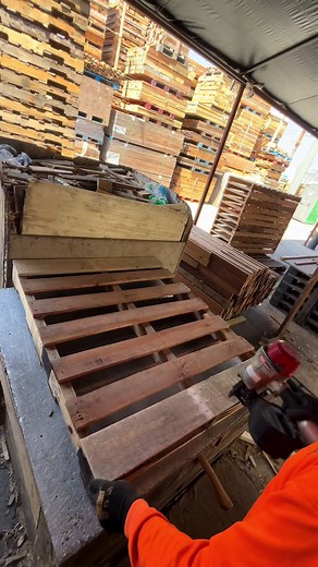 With precision and skill, Antonio is transforming used pallets into new ones in just a few minutes! 💨🪵. Watch craftsmanship at its best as we turn old into gold. 🌟 #palletrepair #craftsmanship