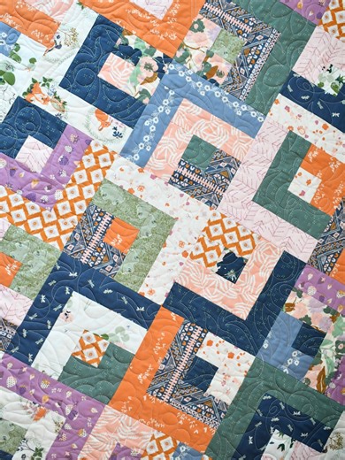 If you are obsessed with log cabin blocks as I am, then you need to make my free Hidden Log Cabin quilt pattern! #quilt #quiltersoftiktok #craftersoftiktok #quilting #sew