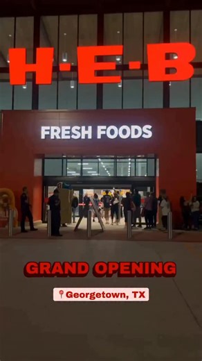 🫶🏼♥️No store does more! Texas-based grocery chain H-E-B opened its third Georgetown location in the greater Austin area on Wednesday, September 17. Shoppers began lining up as early as 2 a.m. for a first look at the new store, located at 10110 RM 2338 in Georgetown. The $30 million, 112,000-square-foot store features a fuel station, car wash, curbside pickup, drive-thru pharmacy, full-service bakery and deli, wine and beer department, Blooms floral area, and a Texas Backyards section. ✍🏼: Kel