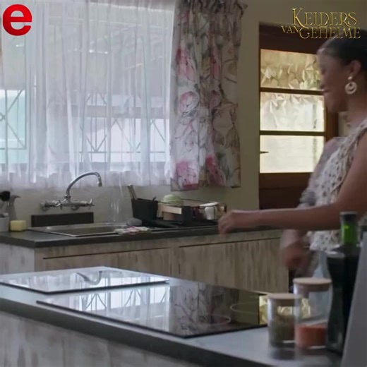 Shireen has a moment when she hears that Edmund is back... #KeldersVanGeheime weeknights at 18.30