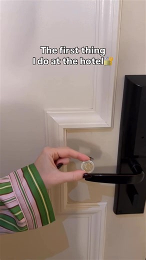 Sharing hotel safety tips I wish I knew sooner🙏🏼 #travellife #hacks #hotel #tipsandtricks #hoteltips #hotelhack #hack #lifehacks #safetytips #safetyfirst #staysafe | Victoriasway