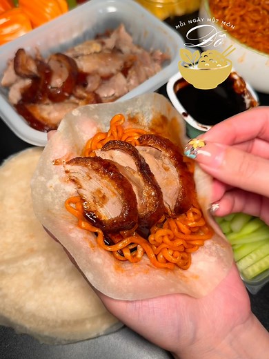 Combo vịt quay cuốn bánh tráng mì cay này thực sự là sự kết hợp hoàn hảo giữa vị giòn, cay, mát và đậm đà, khiến bạn muốn ăn mãi không thôi! #ĐỗMỗiNgàyMộtMón #VịtQuayCuốnBánhTráng #MìCayHànQuốc #MónNgonNhàLàm #ẨmThựcGiaĐình | Đỗ - Mỗi ngày một món