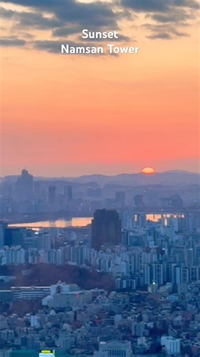 Sunset at Namsan Tower in Seoul — one of the most romantic and breathtaking spots in the city.