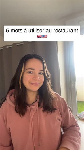 📍 5 mots essentiels à connaître pour manger au restaurant en anglais 🇬🇧🇺🇸 Tu veux commander comme un·e pro à l’étranger ou comprendre le serveur ? Voici 5 mots clés à connaître absolument 🍽️👇 1. Entrée 🇬🇧 Starter / Appetizer 🇺🇸 Main course Exemple: 🇬🇧🇺🇸 I’d like the soup as a starter, please. 🇫🇷 Je voudrais la soupe en entrée, s’il vous plaît. 2. Plat principal 🇬🇧 Main course / Main dish 🇺🇸 Entrée Exemple: 🇬🇧🇺🇸 I’ll have the grilled chicken for my main course. 🇫🇷 Je pr
