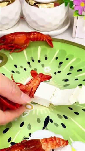 Pressing the shrimp tail with this clip gently removes the shell, making peeling faster daily easily