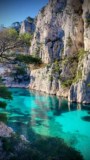 Calanque de Port-Miou / Port-Pin / En-Vau Cassis / Marseille France 🇫🇷 ************** ✨ Pour moi, c’est la plus belle randonnée des Bouches-du-Rhône ! Elle vous fera découvrir trois Calanques aux décors tout simplement magiques, avec en prime une vue imprenable sur le Cap Canaille. 🥵 Conseil important : prévoyez plus de 2L d’eau par personne, surtout en été. Le soleil tape fort, le sol aussi… et la déshydratation peut arriver vite. 👟 Mettez des chaussures de randonnée adaptées : certaines po