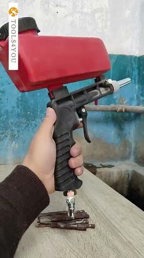 Sand blasting machine for rust removal