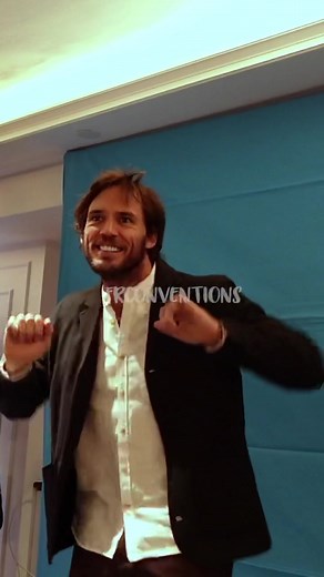 Danse de Sam Claflin avec un fan à Londres