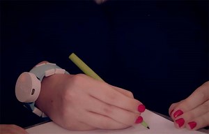 Microsoft apresenta Emma Watch; relógio reduz tremores em mãos de pessoas com Parkinson