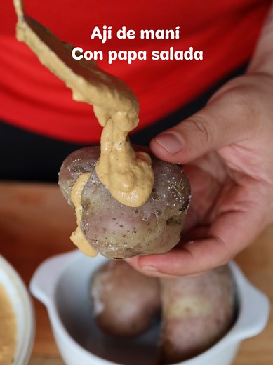 ✨ Ají de maní ✨ 250 gr de maní, 2 tallos de cebolla larga, ají al gusto, 1 pimentón, 5 dientes ajo...cilantro huevo duro y la parte verde de la cebolla larga (La idea es que el maní se cocine con el sofrito, ahí alcanza a tostarse un poquito) #recetas #ajidemani #cocinacolombiana #papasalada #almuerzo