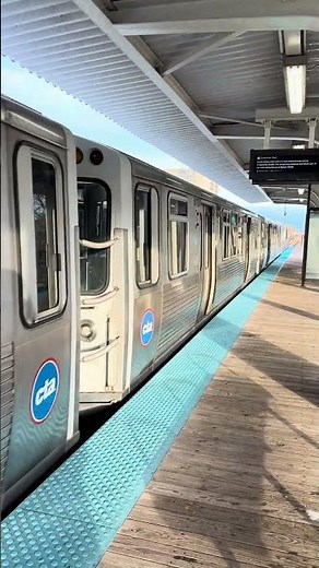 CTA green line arrives at station