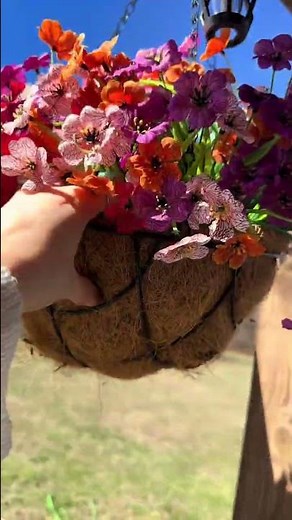 I swear hanging flower baskets instantly make a house look 10x prettier 🌸 These artificial hanging
