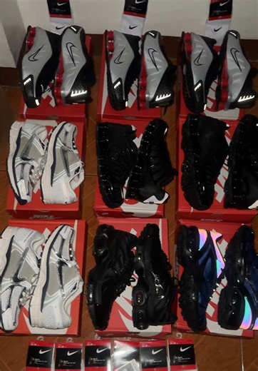 • SHOX R4 Metallic Black Red • SHOX TL • AIRMAX TN • SKEPTA TAILWIND Midnight Blue • VOMERO5 PhotonDust #shoxr4 #shoxtl #airmaxtn #skeptatailwind #vomero5