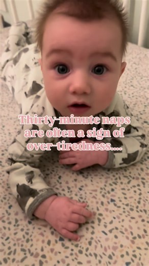 The feeding and sleep connection is REAL and STRONG. 💕Quick Tip: If your baby is less than four months old, their FIRST wake window should ONLY be 30-60 minutes long (YES! that includes feeding time) So what’s the optimal wake window for your baby’s age? And the ideal number of naps each day? ✨🎉Click the link in my bio to get those answers! I’ll send you my free guide for your baby’s age. | Baby Settler