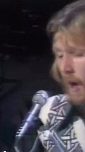 HARRY NILSSON In Concert In March 1973 Have a great night 🫶 Days after Nilsson and Gordon Jenkins recorded the album at Wembley Studios, he recreated the experience with a live orchestra for a BBC television special by the same name- A Little Touch Of Schmilsson In The Night -Over the Rainbow 🌈 A Little Touch of Schmilsson in the Night is a 1973 album of classic 20th-century standards sung by American singer Harry Nilsson. The album was arranged by Frank Sinatra’s arranger Gordon Jenkins, and 