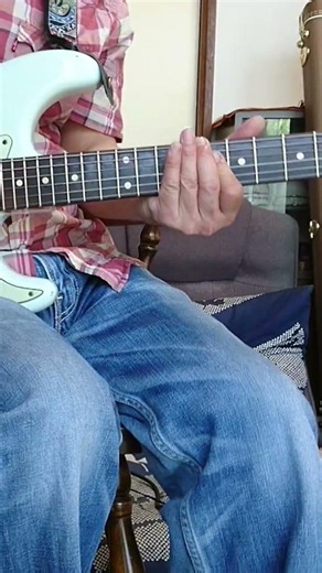 Playing…Fender 1960 stratocaster sonic blue♪