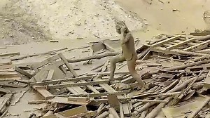 El momento en que una mujer emerge del barro tras ser arrastrada por uno de los deslaves causados por "El Niño costero" en Perú