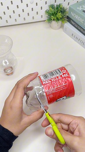 Ide kreatif botol plastik bekas #diy #craft #tutorial #daurulang #botolbekas #vasbotol #plasticbottlecraft #ListaTsurayya | Lista Tsurayya