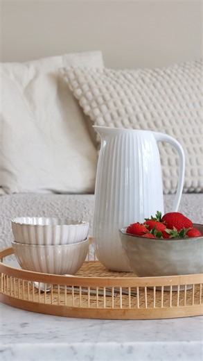 Trine H. Rødsgaard | Lifehacks, DIY og bolig inspiration on Instagram: "Lav din egen jordbær sirup 🍓 Alt du skal bruge er: 2 kopper jordbær toppe/stilke 2 kopper vand 2 kopper sukker - Skyl først jordbær toppene/stilkene. - Kom dem i en gryde med vand og sukker ved middel varme indtil sukkeret er opløst. - Lad det simre i ca 20 minutter ved lav varme. - Lad det køle af - Hæld det igennem en si - mos det eventuelt. - Hæld det på en ren glas flaske og put det i køleskabet. Nu har du den lækreste 