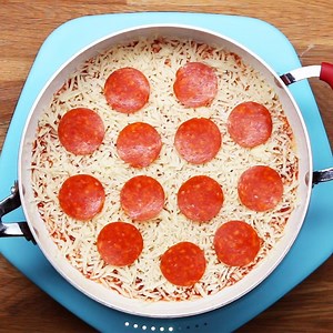 OMG! Diese Pizza machst du komplett in einer Pfanne – und sie ist in nur 20 Minuten fertig! Das ganze Rezept findest du hier: https://www.buzzfeed.com/de/tastyeditor/20-minuten-pfannen-pizza-rezept-einfach-tasty | Einfach Tasty