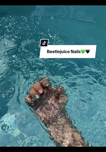 Beetlejuice Nails: Een Creatieve Nail Art Ervaring