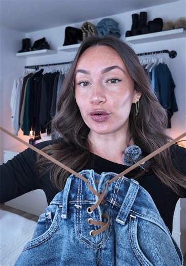 Un Jean avec des lacets : le style décontracté