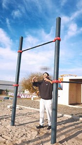 Consigue tu primer Muscle Up 🔓💪 Existen muchos #muscleups pero hoy te voy a demostrar porqué este truco es el mejor🔥 Este truco es genial si eres #principiante en #calistenia ya que va a ser más fácil que el muscle up convencional y te va a ayudar a entender la #tecnica 🙌 Cuando lo hayas sacado deberás trabajar la fuerza explosiva y las siguientes progresiones si quieres tu muscle up sin pierna 🦵 | Streetanimal_ Connected Page