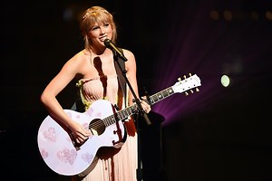 Hear Taylor Swift's Haunting New Song 'Beautiful Ghosts' From 'Cats'