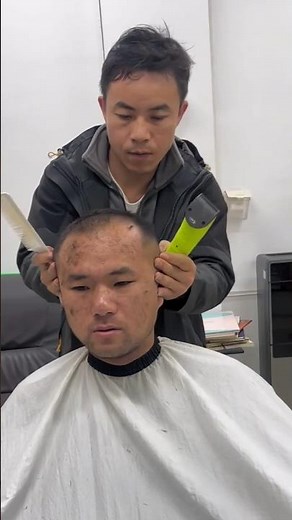 😱Bal katwate samay aadami ka nikala pasina!😉