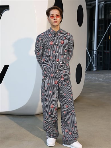 หล่อคูลดูแพง😎😍 #jacksonwang #แจ๊คสันหวัง #louisvuitton #LVMenSS26 #parisfashionweek #jacksonwangxlouisvuitton #ellementhailand #tiktoklooks @TikTok @Lin__Lin @Lin__Lin