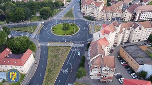 Cum să circuli corect într-un giratoriu cu trei benzi de circulaţie şi patru intrări, respectiv ieşiri (Sursa Poliţia Sibiu)