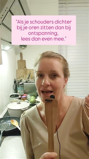 Jolanda | Expert in Geboortetrauma | Lichaamsgericht on Instagram: "Je schouders die langzaam richting je oren kruipen Dat is geen houdingprobleem. Het is een signaal. Je lijf staat op actie. Vlucht. Vecht. Paraat. Alsof er elk moment een sabeltandtijger de keuken in kan lopen.. terwijl jij gewoon in de pan staat te roeren. Dit is wat er gebeurt als je zenuwstelsel zegt: “Ik blijf even AAN... voor de zekerheid.” En het mooie (en soms irritante): je hoeft dit niet weg te krijgen. Je hoeft jezelf 