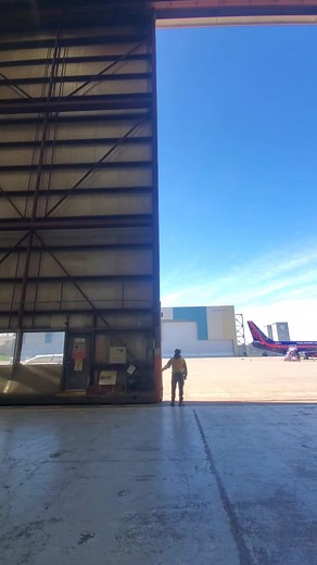 How to open a hangar door ? 🤔🤔 #nolinor #nolinoraviation #aviation #goldstandard #beyondexpectations #buildingalegendontime #biggestfleet #30yearsexperience #realairline #b737200