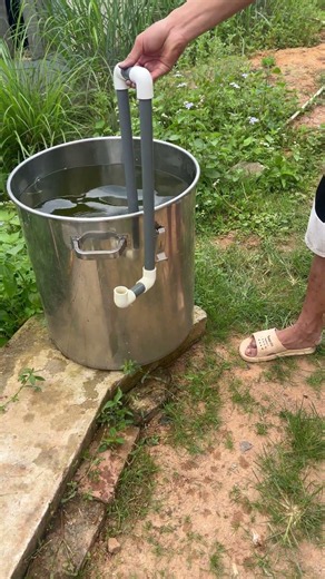 Self-made siphon principle water pumping device