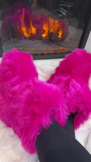 Cozy women’s fur boots that keep my feet warm and comfortable on cold days without feeling bulky. #furboots #womensboots #winterboots #cozyfootwear #coldweatherboots