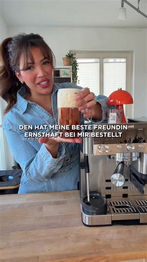 🧂 🤎 REZEPT: „Salted Brown Sugar Cold Brew“ • Fresh Cold Brew (Größe L, aus der Ninja Kaffeemaschine) • Kaffeemilch (oder Milch nach Wahl) • 1 Schuss brauner Zuckersirup • Eine Prise Salz • Eiswürfel 👨‍🍳 ZUBEREITUNG 1️⃣ Ein großes Glas reichlich mit Eiswürfeln füllen, unter den Kaffeeauslauf stellen und einen frischen Cold Brew in Größe L direkt über das Eis laufen lassen. 2️⃣ Währenddessen die Kaffeemilch, einen Schuss braunen Zuckersirup und eine feine Prise Salz zusammen in das Aufschäumkä