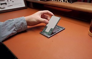 What a nice stand #smartechiee #iphone #iphone13 #ipadpro #ipad #phonestand #desksetup #techtok #apple #iphone13 #gadget #foldablestand