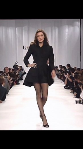Model for Catwalk | Carla Bruni for Isaac Mizrahi Spring 1995 #supermodels #catwalk #horsewalk #runway #modeling #models #model #carlabruni #isaacmizrahi | Instagram