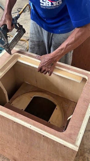 installation process to close the speaker box #tutorial #woodworking #speakerbox