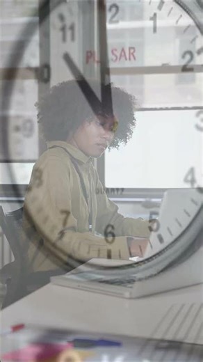 “Lo pernah buka HP cuma mau cek jam, tapi ujungnya scroll 2 jam”