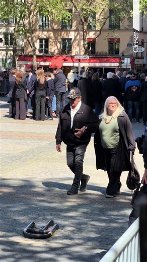 Josiane Balasko et Marie‑Lou Berry à la sortie des obsèques de Nathalie Baye