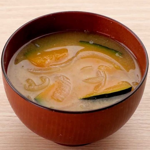 ホッとあたたまる♪ 玉ねぎとかぼちゃの味噌汁のレシピ動画・作り方 | デリッシュキッチン