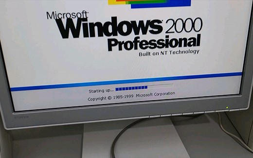2001年，使用一台奔腾三处理器运行Windows2000操作系统的电脑，相当流畅，那时候的电脑都是经典。
