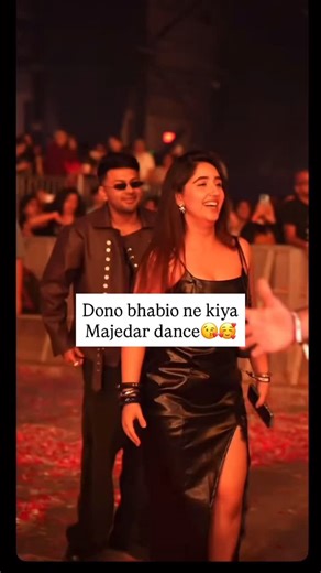 👁️Biggboss khabri🗞️ on Instagram: "日本利用压电瓷砖将人们的脚步转化为电能。 这些瓷砖能够捕捉你脚步产生的动能。 当你行走时，你的体重和动作会对瓷砖产生压力，瓷砖会轻微弯曲，产生机械应力。 瓷砖内部的压电材料会将这种应力转化为电能。 每一步都会产生少量电荷，数百万步加在一起，就能产生足够的电力来驱动LED灯、数字显示屏和传感器。 在像涩谷车站这样人流密集的地方，每天大约240万步都在为这个系统做贡献。 这些电力可以储存起来或立即使用，从而减少对传统能源的依赖，并支持可持续的城市基础设施。 这种方法把日常的动作转化为实用的可再生能源。 #日本 #知识 #事实 #你知道吗 #推荐 科技 创新 历史 技术 实验"