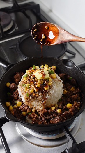 Quick, healthy, and meat-free! 🌱 Try this Tapa Pepper Lunch made with #VeegaMeatFree Tapa — high in protein, full of flavor, and ready in just 15 minutes! Ingredients: Butter 2 cups rice Veega Meat-Free Tapa (whole pack) 3 tbsp corn Spring onions 1/2 tsp pepper Sauce: 1/2 tbsp soy sauce 1 tbsp oyster sauce 1 tbsp honey 3 cloves garlic (grated or minced) #BeefPepperLunch #EasyRecipe #CookingVideo #ItsVeegaGood | Veega Meat-Free