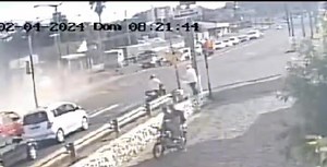 104K views · 998 reactions | CIRCUITO CERRADO CAPTÓ EL MOMENTO EXACTO DEL ACCIDENTE FATAL EN EL ACCESO AL B° CHAIPÉ El conductor del camión se quedó sin frenos y terminó arrollando a una motocicleta con dos ocupantes, uno de los cuales falleció en el lugar del hecho. | Itapúa en Noticias | Facebook