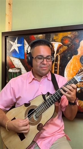 🎶 Si el aguinaldo matrulla es dulce y alegre, el aguinaldo lamento se canta con el corazón apretado 💔✨ Hoy les comparto este estilo tan profundo de nuestra música jíbara, junto al talentoso Ricky Torres 🇵🇷 El aguinaldo lamento tiene ese toque nostálgico, melódico y lleno de emoción que solo la trova boricua puede transmitir. Porque nuestra música no solo se canta… se siente. 🎵🇵🇷 Ricky Torres yo robandome tus videos para hacerle dueto. 🤭🙌 #trova #aguinaldo #puertorico #puertoricotiktok |